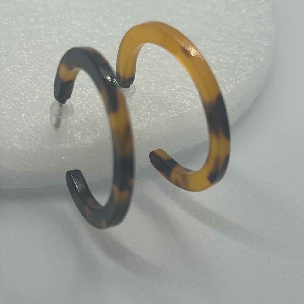 Chic Mismatch Tortoise Shell Hoop Earrings - 1.2" - Brand New - Unique Style - Picture 5 of 16